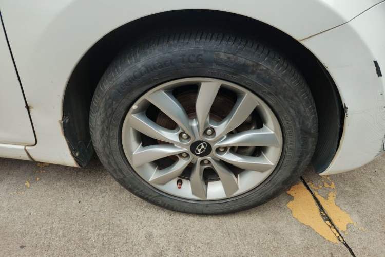 Used Hyundai Elantra (5th Generation / Langdong) 2015 1.6L Automatic Fashion Model Right Front Wheel Hub