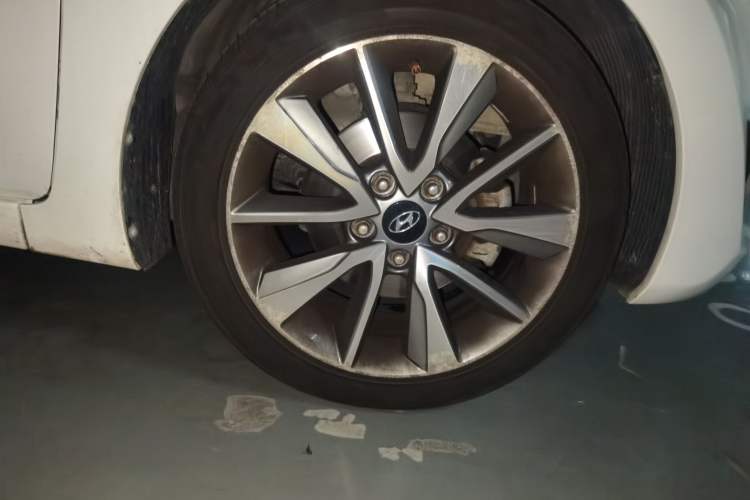 Used Hyundai Elantra (5th Generation / Langdong) 2015 1.6L Automatic Leading Model Right Front Wheel Hub