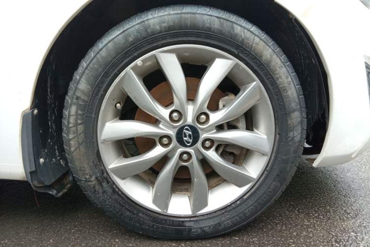 Used Hyundai Elantra (5th Generation / Langdong) 2015 1.6L Automatic Fashion Model Right Front Wheel Hub