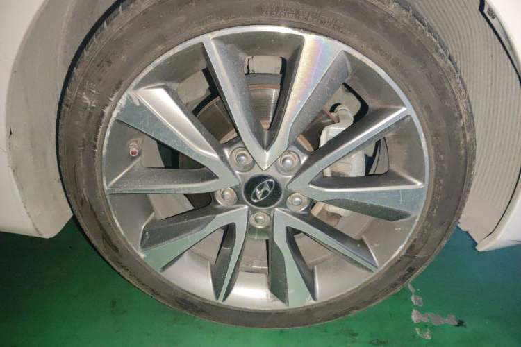 Used Hyundai Elantra (5th Generation / Langdong) 2015 1.6L Automatic Luxury Model Right Front Wheel Hub