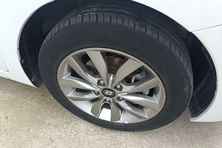 Used Hyundai Elantra (5th Generation / Langdong) 2015 1.6L Automatic Fashion Model Right Front Wheel Hub
