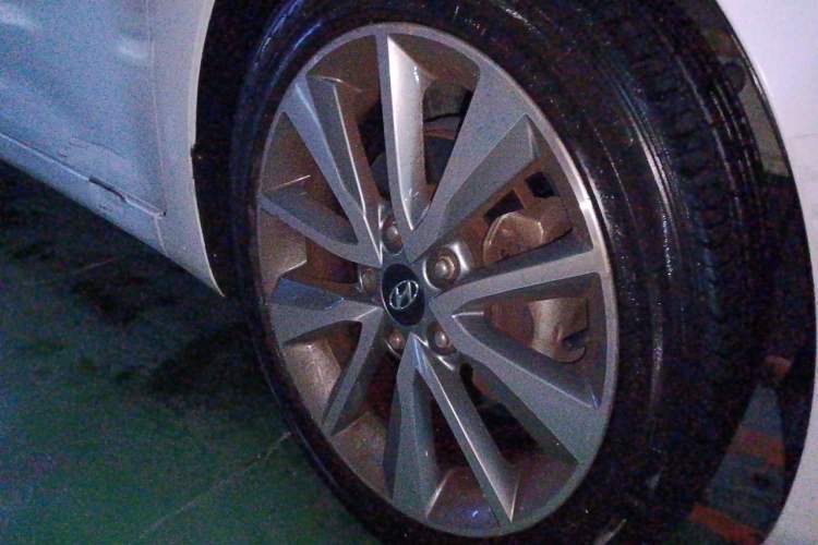 Used Hyundai Elantra (5th Generation / Langdong) 2015 1.6L Automatic Leading Model Right Front Wheel Hub