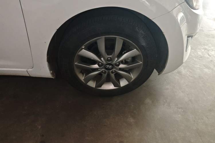 Used Hyundai Elantra (5th Generation / Langdong) 2015 1.6L Automatic Fashion Model Right Front Wheel Hub