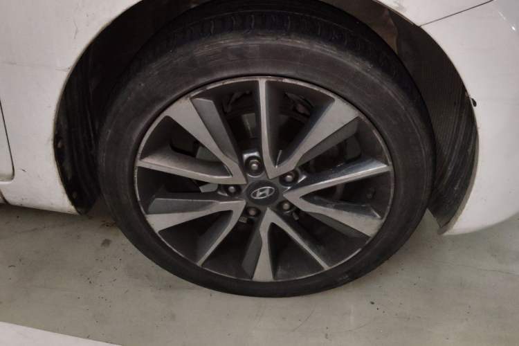 Used Hyundai Elantra (5th Generation / Langdong) 2015 1.6L Automatic Leading Model Right Front Wheel Hub