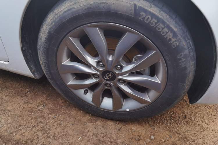 Used Hyundai Elantra (5th Generation / Langdong) 2015 1.6L Automatic Fashion Model Right Front Wheel Hub