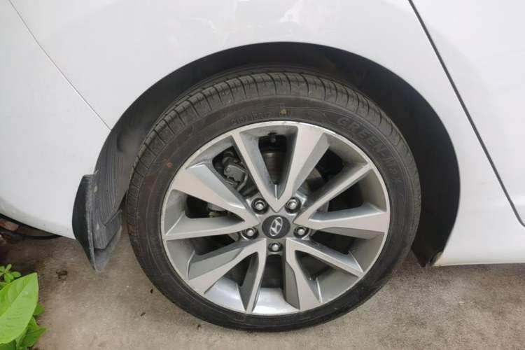 Used Hyundai Elantra (5th Generation / Langdong) 2015 1.6L Automatic Luxury Model Right Rear Wheel Hub