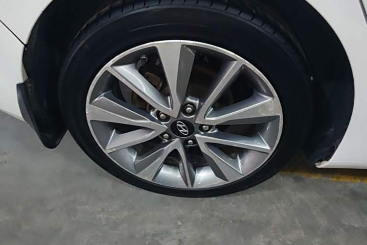 Used Hyundai Elantra (5th Generation / Langdong) 2015 1.6L Automatic Luxury Model Right Rear Wheel Hub
