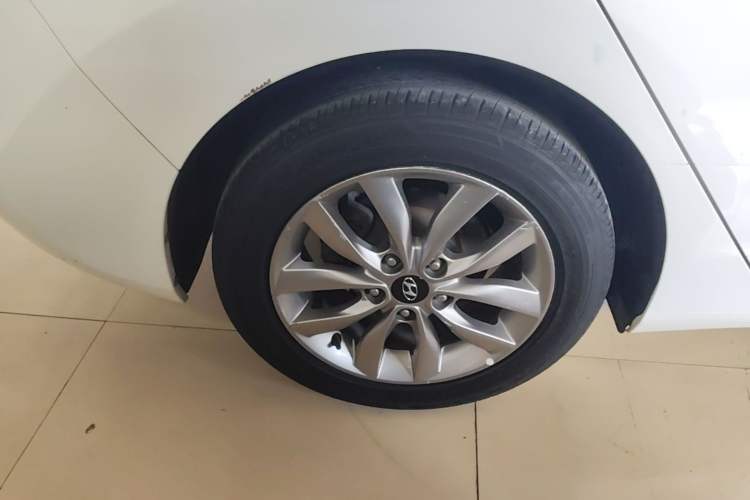 Used Hyundai Elantra (5th Generation / Langdong) 2015 1.6L Automatic Fashion Model Right Rear Wheel Hub