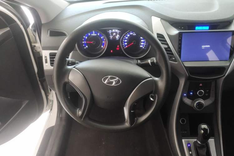 Used Hyundai Elantra (5th Generation / Langdong) 2015 1.6L Automatic Fashion Model Steering Wheel