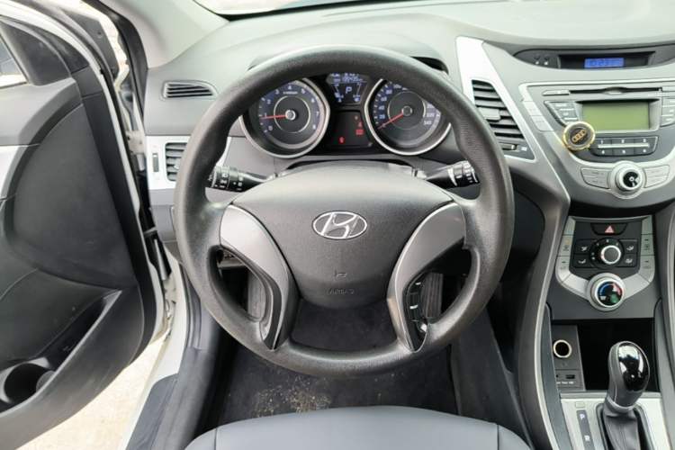 Used Hyundai Elantra (5th Generation / Langdong) 2015 1.6L Automatic Fashion Model Steering Wheel