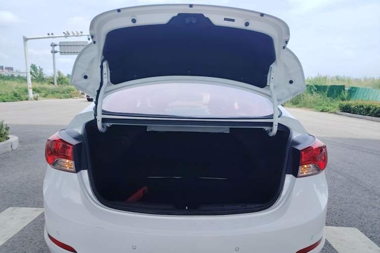 Used Hyundai Elantra (5th Generation / Langdong) 2015 1.6L Automatic Fashion Model Trunk