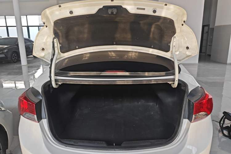 Used Hyundai Elantra (5th Generation / Langdong) 2015 1.6L Automatic Fashion Model Trunk