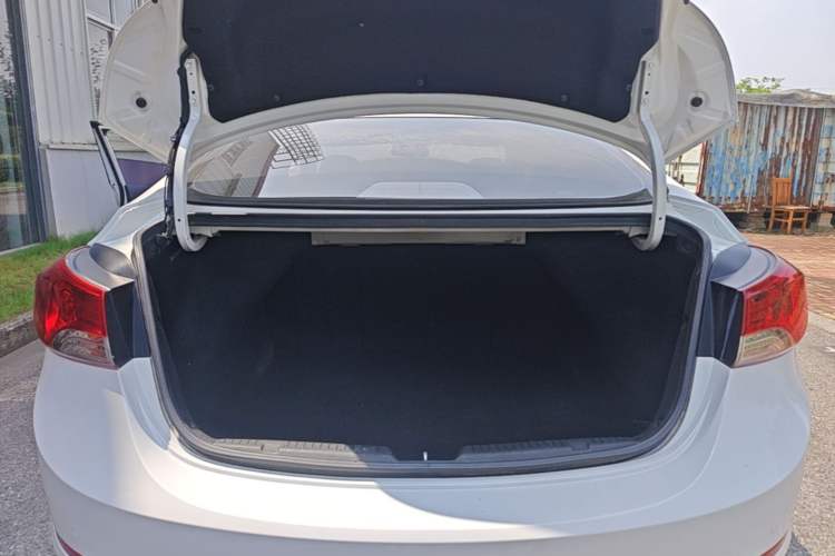 Used Hyundai Elantra (5th Generation / Langdong) 2015 1.6L Automatic Fashion Model Trunk