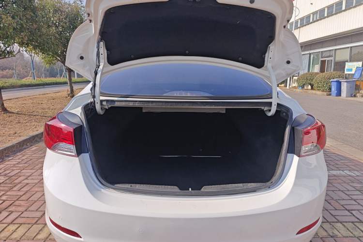 Used Hyundai Elantra (5th Generation / Langdong) 2015 1.6L Automatic Fashion Model Trunk
