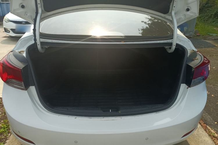 Used Hyundai Elantra (5th Generation / Langdong) 2015 1.6L Automatic Fashion Model Trunk
