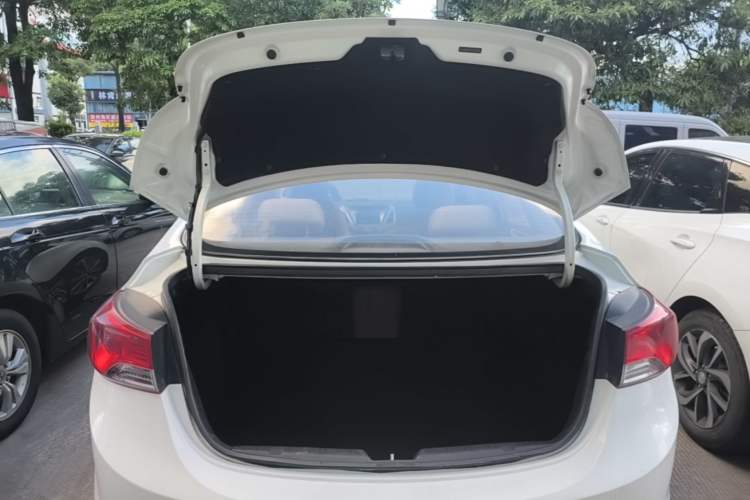 Used Hyundai Elantra (5th Generation / Langdong) 2015 1.6L Automatic Luxury Model Trunk