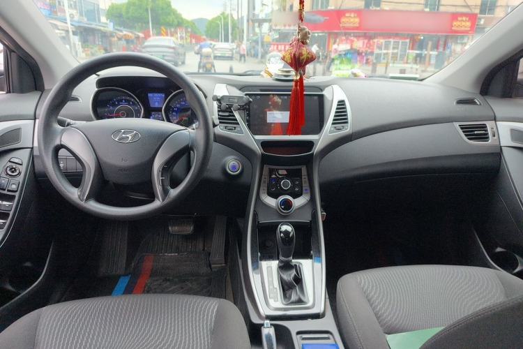 Used Hyundai Elantra (5th Generation / Langdong) 2015 1.6L Automatic Leading Model Center Console