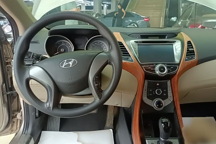 Used Hyundai Elantra (5th Generation / Langdong) 2015 1.6L Automatic Fashion Model Center Console