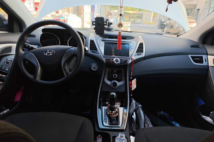 Used Hyundai Elantra (5th Generation / Langdong) 2015 1.6L Automatic Leading Model Center Console