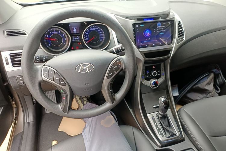 Used Hyundai Elantra (5th Generation / Langdong) 2015 1.6L Automatic Leading Model Center Console