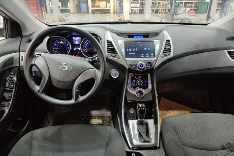 Used Hyundai Elantra (5th Generation / Langdong) 2015 1.6L Automatic Leading Model Center Console