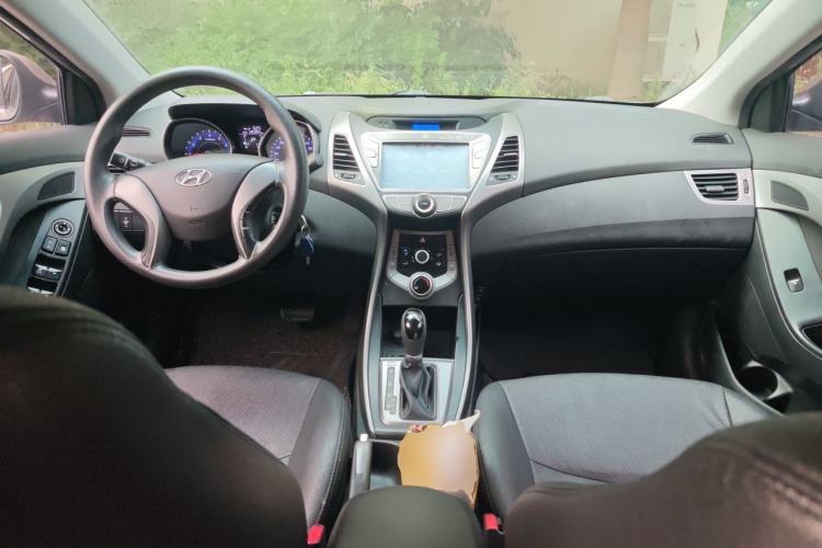 Used Hyundai Elantra (5th Generation / Langdong) 2015 1.6L Automatic Fashion Model Center Console