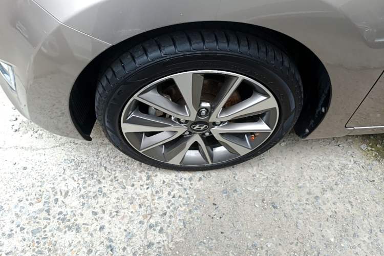 Used Hyundai Elantra (5th Generation / Langdong) 2015 1.6L Automatic Leading Model Left Front Wheel Hub