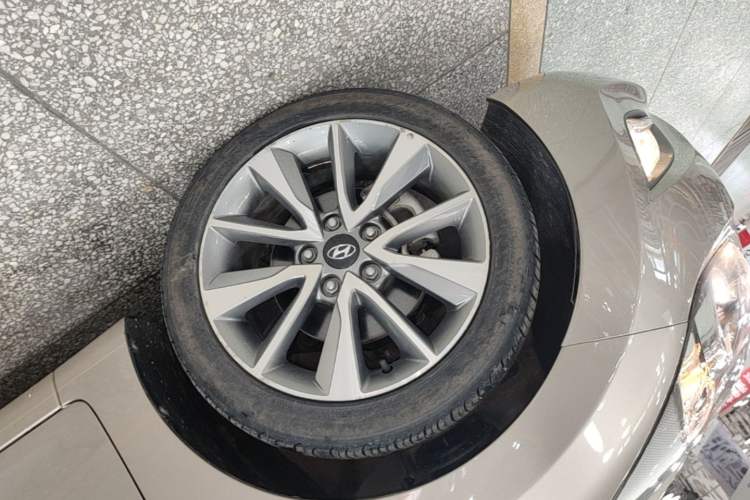 Used Hyundai Elantra (5th Generation / Langdong) 2015 1.6L Automatic Leading Model Left Front Wheel Hub