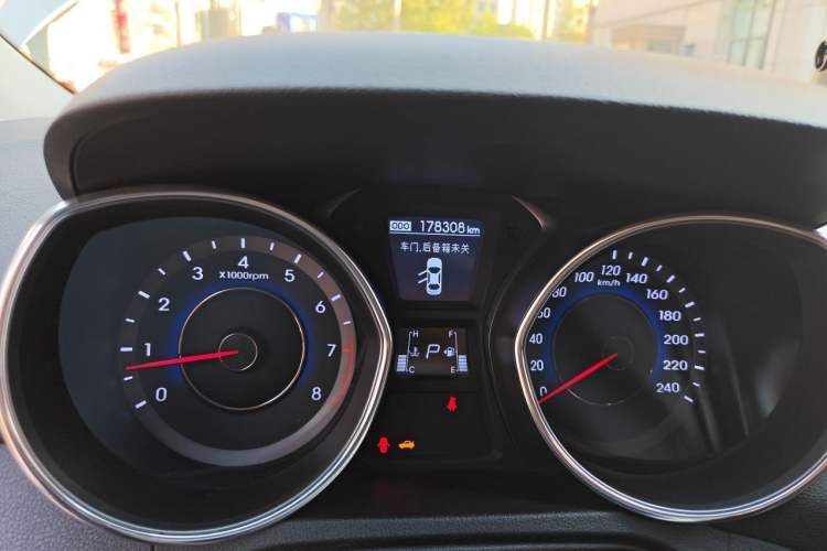 Used Hyundai Elantra (5th Generation / Langdong) 2015 1.6L Automatic Leading Model Odometer Close Up