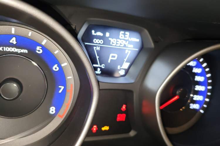 Used Hyundai Elantra (5th Generation / Langdong) 2015 1.6L Automatic Fashion Model Odometer Close Up