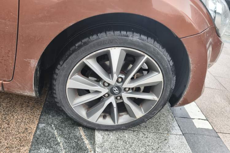 Used Hyundai Elantra (5th Generation / Langdong) 2015 1.6L Automatic Leading Model Right Front Wheel Hub