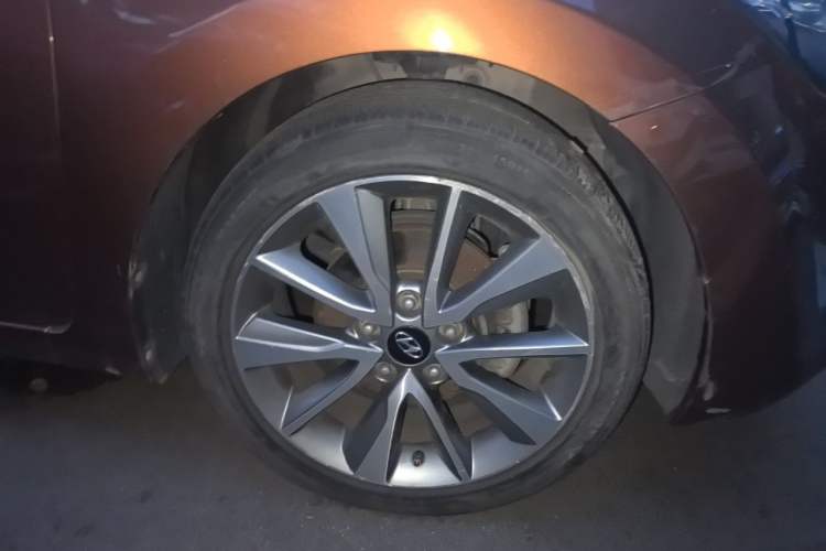 Used Hyundai Elantra (5th Generation / Langdong) 2015 1.6L Automatic Leading Model Right Front Wheel Hub