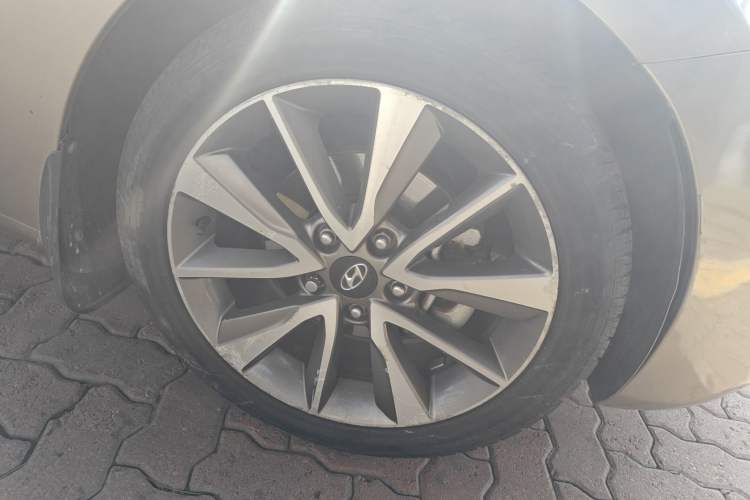 Used Hyundai Elantra (5th Generation / Langdong) 2015 1.6L Automatic Leading Model Right Front Wheel Hub