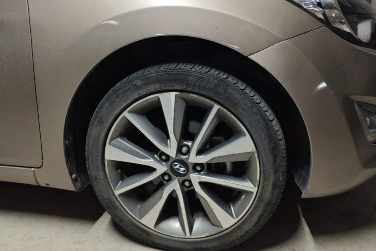 Used Hyundai Elantra (5th Generation / Langdong) 2015 1.6L Automatic Luxury Model Right Front Wheel Hub