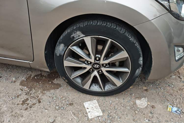 Used Hyundai Elantra (5th Generation / Langdong) 2015 1.6L Automatic Luxury Model Right Front Wheel Hub