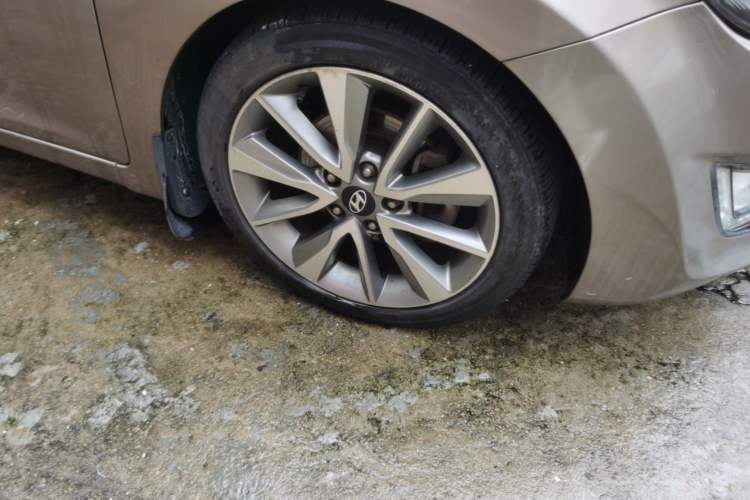 Used Hyundai Elantra (5th Generation / Langdong) 2015 1.6L Automatic Leading Model Right Front Wheel Hub