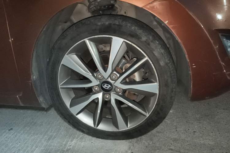 Used Hyundai Elantra (5th Generation / Langdong) 2015 1.6L Automatic Leading Model Right Front Wheel Hub