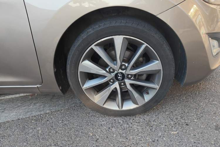 Used Hyundai Elantra (5th Generation / Langdong) 2015 1.6L Automatic Leading Model Right Front Wheel Hub