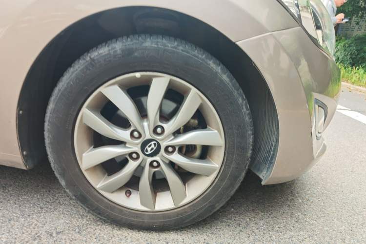 Used Hyundai Elantra (5th Generation / Langdong) 2015 1.6L Automatic Fashion Model Right Front Wheel Hub