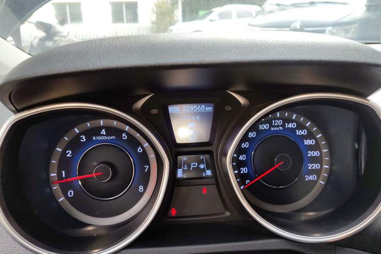Used Hyundai Elantra (5th Generation / Langdong) 2016 1.6L Automatic Prestige Model Odometer Close Up