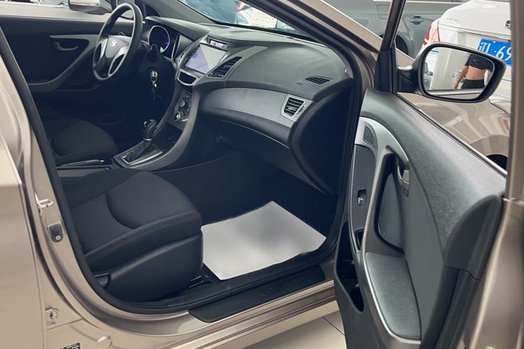 Used Hyundai Elantra (5th Generation / Langdong) 2016 1.6L Automatic Smart Version Interior 10