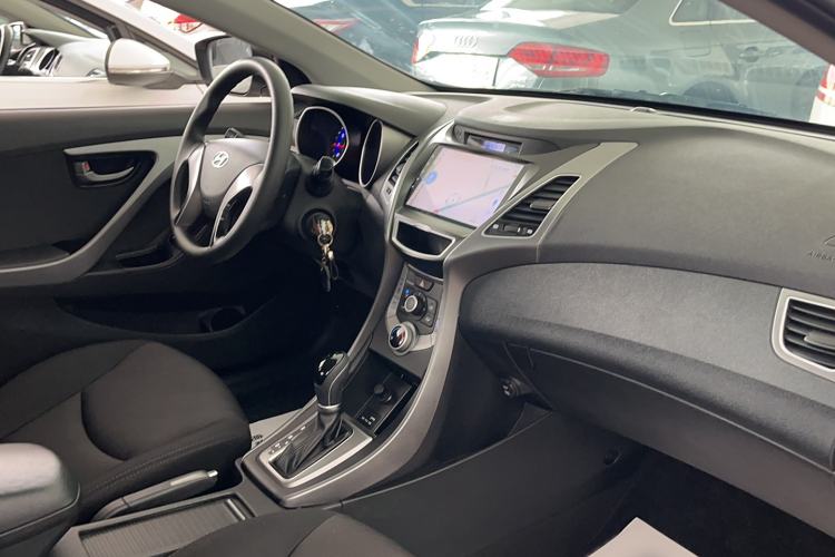 Used Hyundai Elantra (5th Generation / Langdong) 2016 1.6L Automatic Smart Version Interior 11