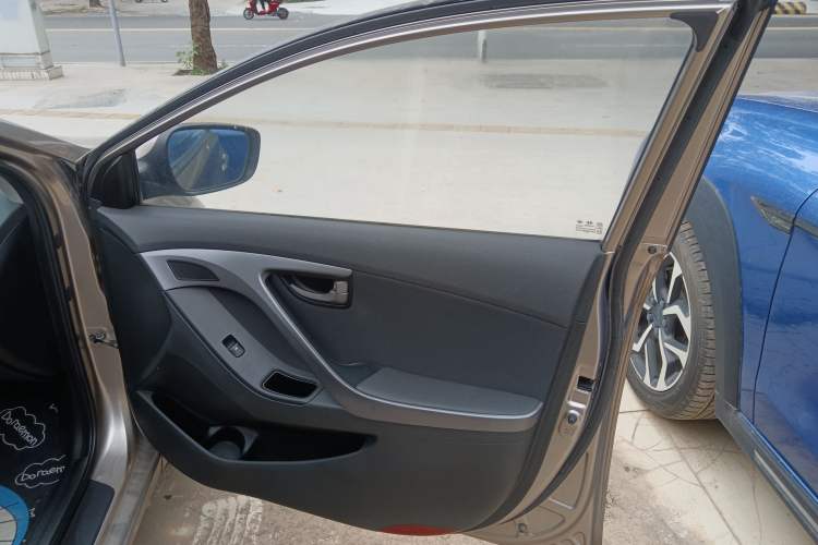 Used Hyundai Elantra (5th Generation / Langdong) 2016 1.6L Automatic Smart Version Interior 5