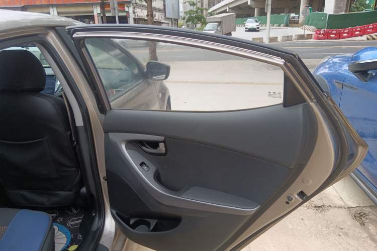 Used Hyundai Elantra (5th Generation / Langdong) 2016 1.6L Automatic Smart Version Interior 6