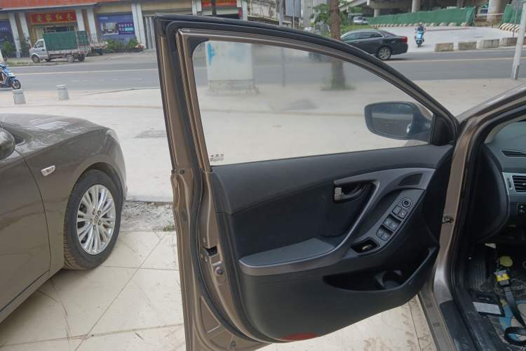 Used Hyundai Elantra (5th Generation / Langdong) 2016 1.6L Automatic Smart Version Interior 7