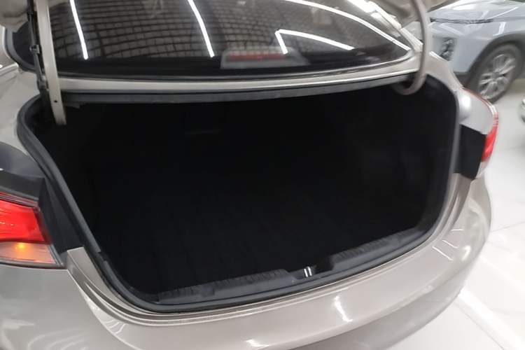 Used Hyundai Elantra (5th Generation / Langdong) 2016 1.6L Automatic Prestige Model Trunk