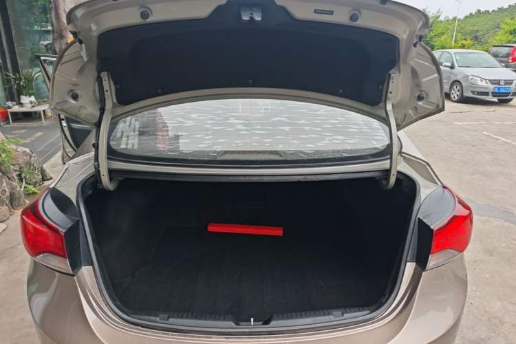 Used Hyundai Elantra (5th Generation / Langdong) 2016 1.6L Automatic Prestige Model Trunk