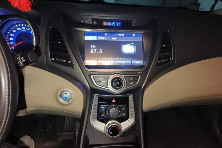Used Hyundai Elantra (5th Generation / Langdong) 2016 1.6L Automatic Prestige Model Audio And AC Panel