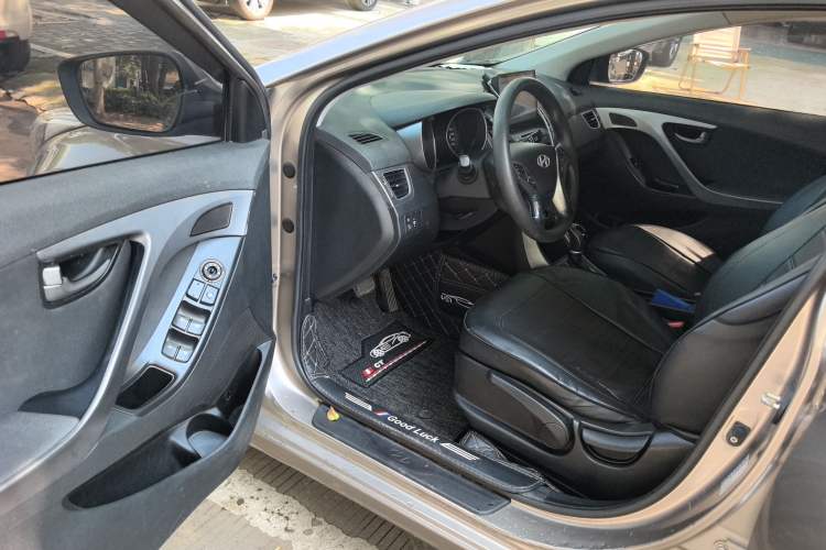 Used Hyundai Elantra (5th Generation / Langdong) 2016 1.6L Automatic Smart Version Interior 2