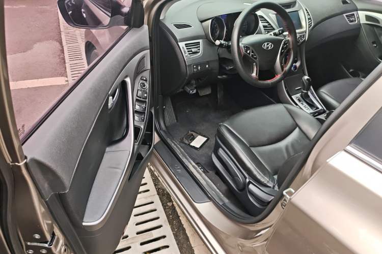 Used Hyundai Elantra (5th Generation / Langdong) 2016 1.6L Automatic Prestige Model Interior 3